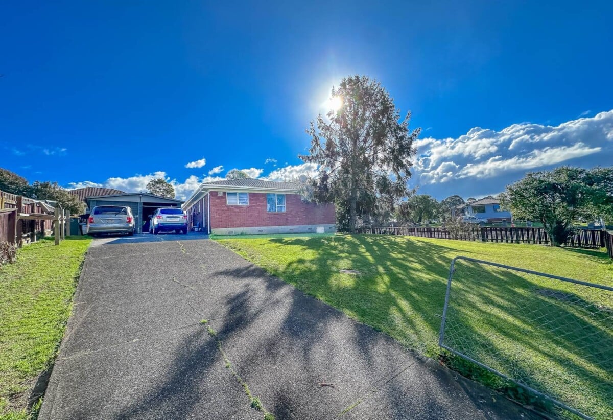 Must sell, Forget CV – Rare THAB for Quick Sale, Brick and tile 4 beds 2 baths house with double garage on 898m2 section, Currently tenanted, approximately 0.5km from Mangere Shopping Centre and 1km from SH20 motorway access, walks to schools, 4 Staverton Crescent, Mangere, Auckland