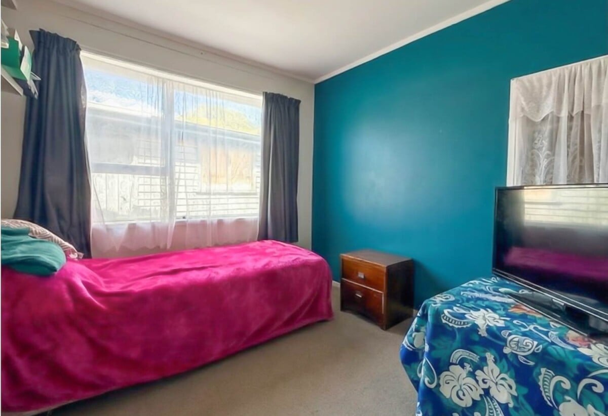 Must sell, Forget CV – Rare THAB for Quick Sale, Brick and tile 4 beds 2 baths house with double garage on 898m2 section, Currently tenanted, approximately 0.5km from Mangere Shopping Centre and 1km from SH20 motorway access, walks to schools, 4 Staverton Crescent, Mangere, Auckland