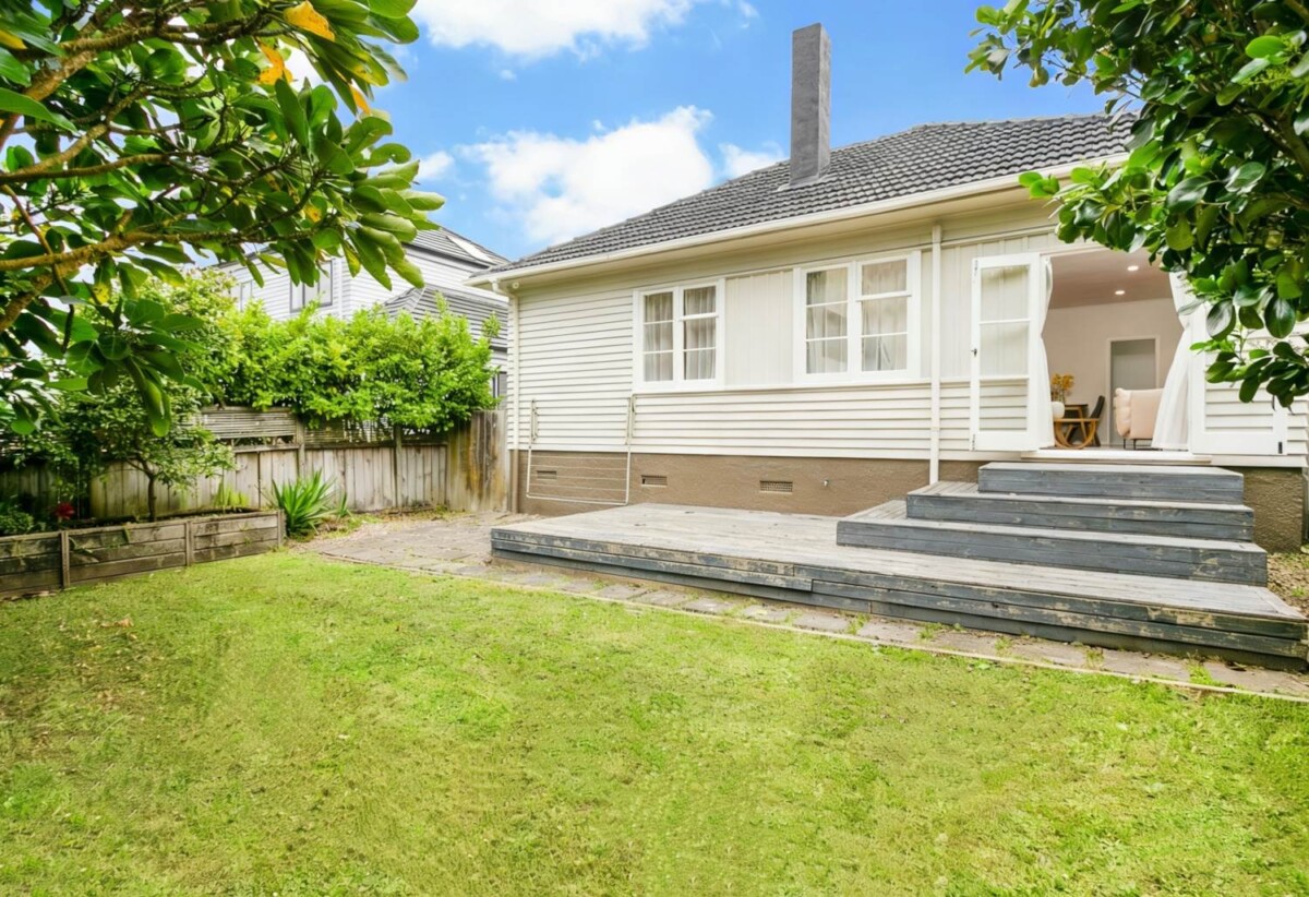 3 beds 2 baths house with 2 car parks on 371m2 section, features include a heat pump, a loft, and plenty of off-street parking, near Cornwall Park, 0.6 km to Oranga School, 1.4 km to One Tree Hill College, 12 Moata Road, One Tree Hill, Auckland