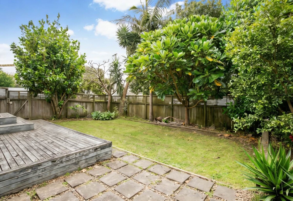 3 beds 2 baths house with 2 car parks on 371m2 section, features include a heat pump, a loft, and plenty of off-street parking, near Cornwall Park, 0.6 km to Oranga School, 1.4 km to One Tree Hill College, 12 Moata Road, One Tree Hill, Auckland
