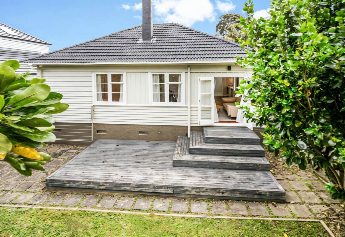 3 beds 2 baths house with 2 car parks on 371m2 section, features include a heat pump, a loft, and plenty of off-street parking, near Cornwall Park, 0.6 km to Oranga School, 1.4 km to One Tree Hill College, 12 Moata Road, One Tree Hill, Auckland