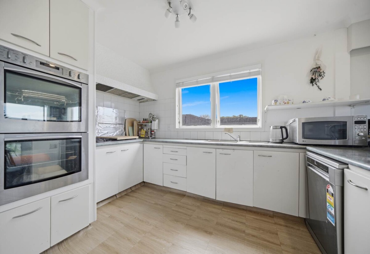 Double Westlake school zone, RC issued, 3 beds 2 baths house with double garage on 675m2 section, a huge lower-level rumpus room with independent external access, close to schools, shops, motorway access, 34 Knightsbridge Drive, Forrest Hill, Auckland