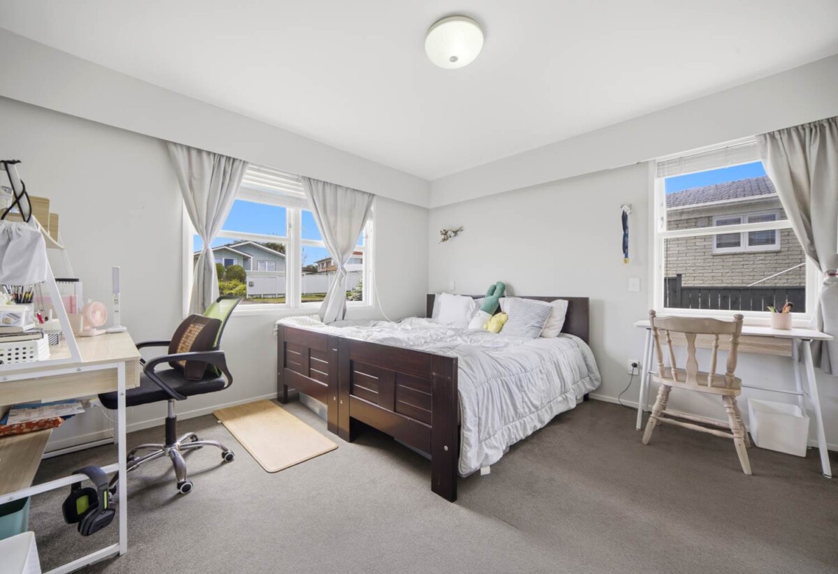 Double Westlake school zone, RC issued, 3 beds 2 baths house with double garage on 675m2 section, a huge lower-level rumpus room with independent external access, close to schools, shops, motorway access, 34 Knightsbridge Drive, Forrest Hill, Auckland