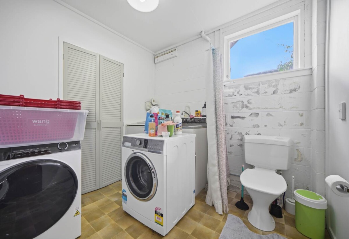 Double Westlake school zone, RC issued, 3 beds 2 baths house with double garage on 675m2 section, a huge lower-level rumpus room with independent external access, close to schools, shops, motorway access, 34 Knightsbridge Drive, Forrest Hill, Auckland