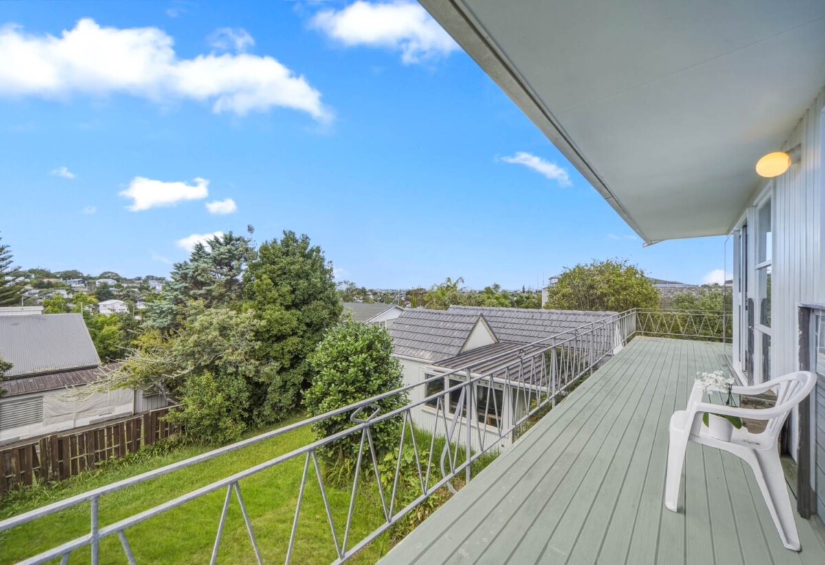Double Westlake school zone, RC issued, 3 beds 2 baths house with double garage on 675m2 section, a huge lower-level rumpus room with independent external access, close to schools, shops, motorway access, 34 Knightsbridge Drive, Forrest Hill, Auckland