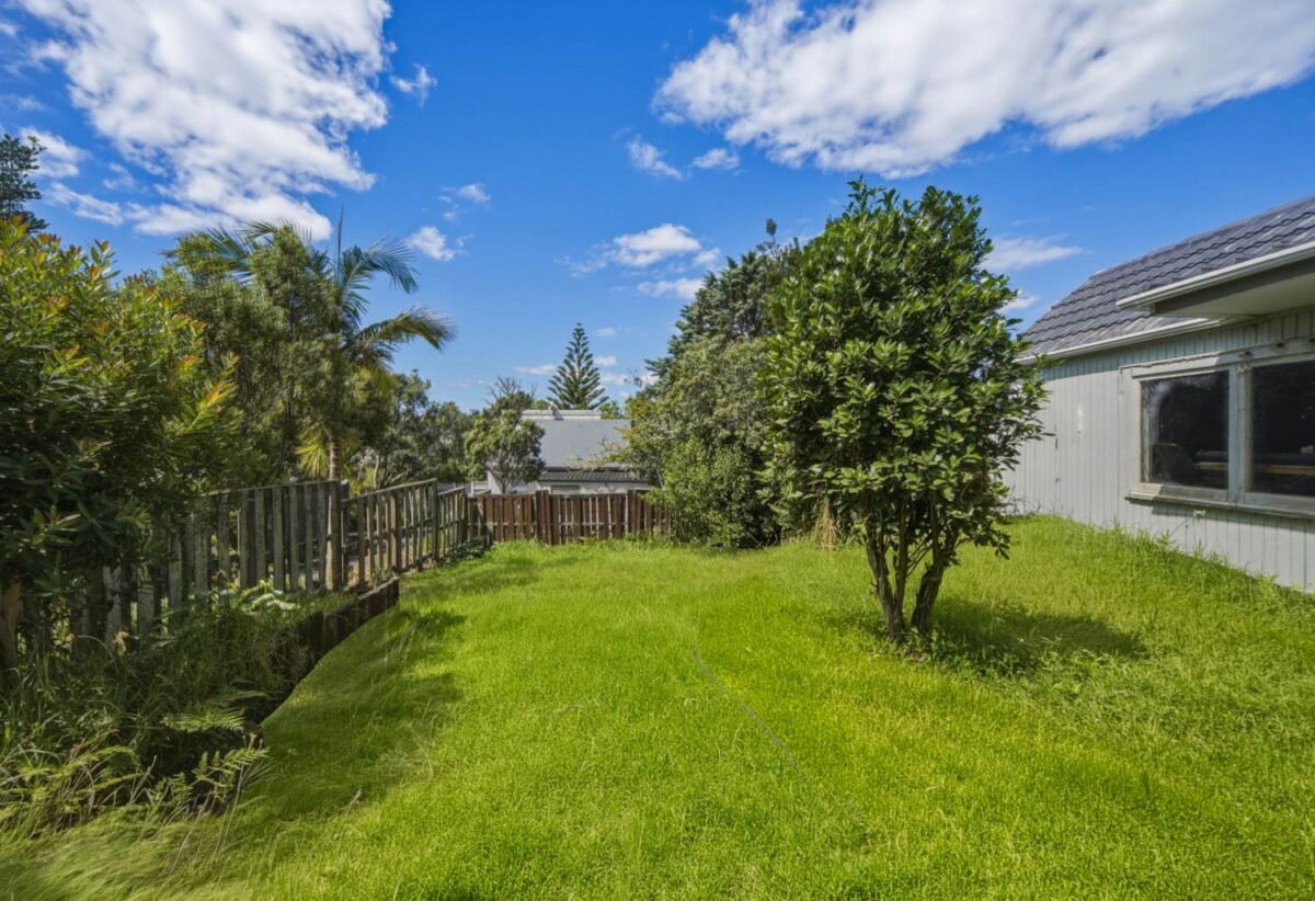 Double Westlake school zone, RC issued, 3 beds 2 baths house with double garage on 675m2 section, a huge lower-level rumpus room with independent external access, close to schools, shops, motorway access, 34 Knightsbridge Drive, Forrest Hill, Auckland