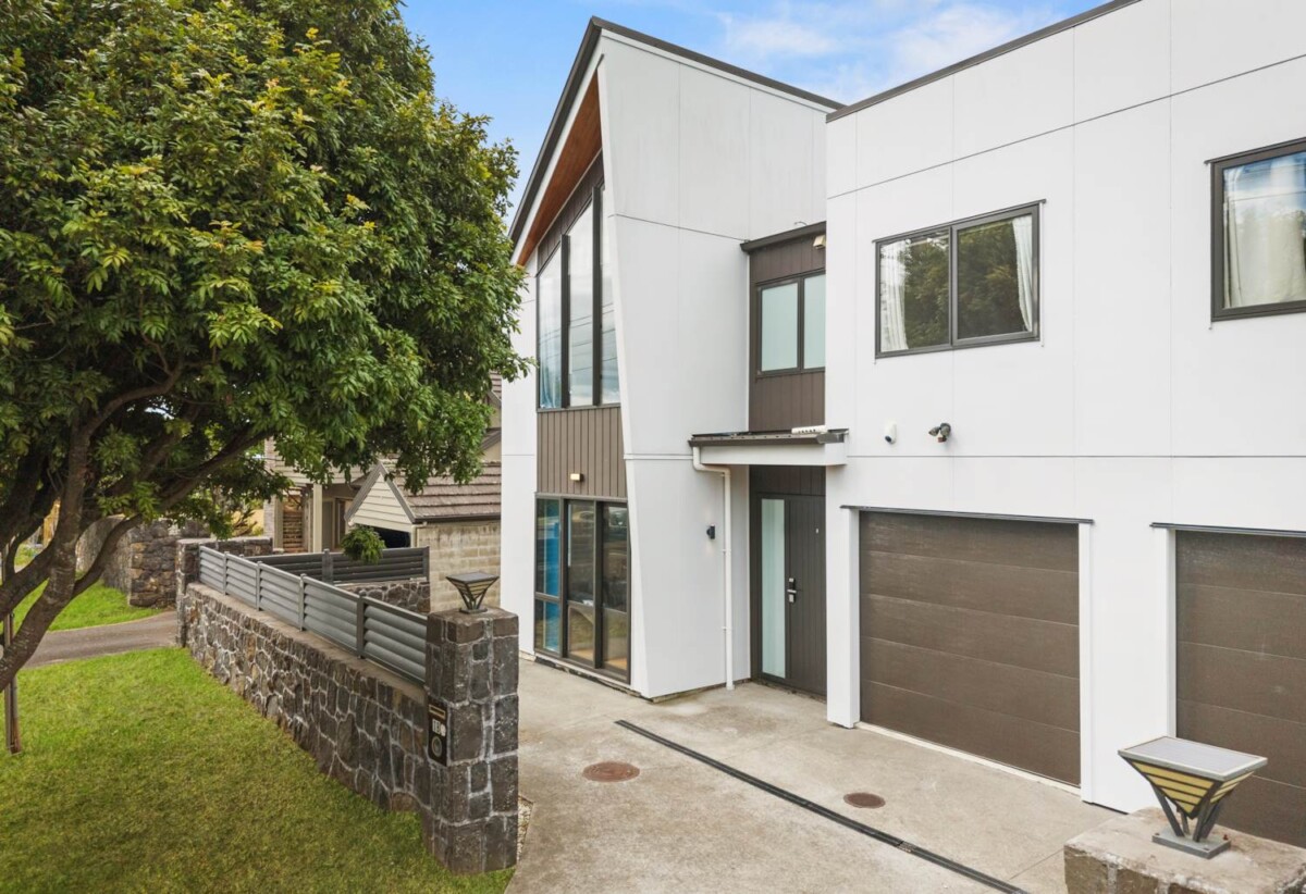 4 beds 3.5 baths duplex home with garage, just a short stroll from One Tree Hill, zoned for Remuera Intermediate School, 1B Kawau Road, Greenlane, Auckland