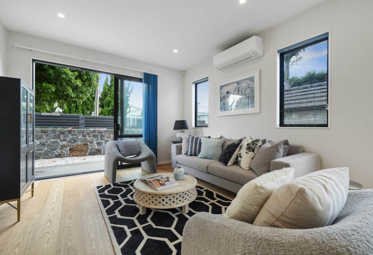 4 beds 3.5 baths duplex home with garage, just a short stroll from One Tree Hill, zoned for Remuera Intermediate School, 1B Kawau Road, Greenlane, Auckland