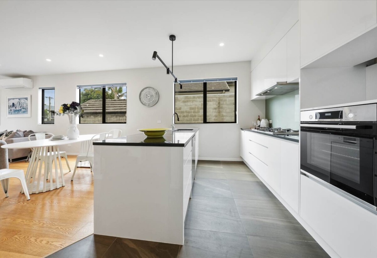 4 beds 3.5 baths duplex home with garage, just a short stroll from One Tree Hill, zoned for Remuera Intermediate School, 1B Kawau Road, Greenlane, Auckland