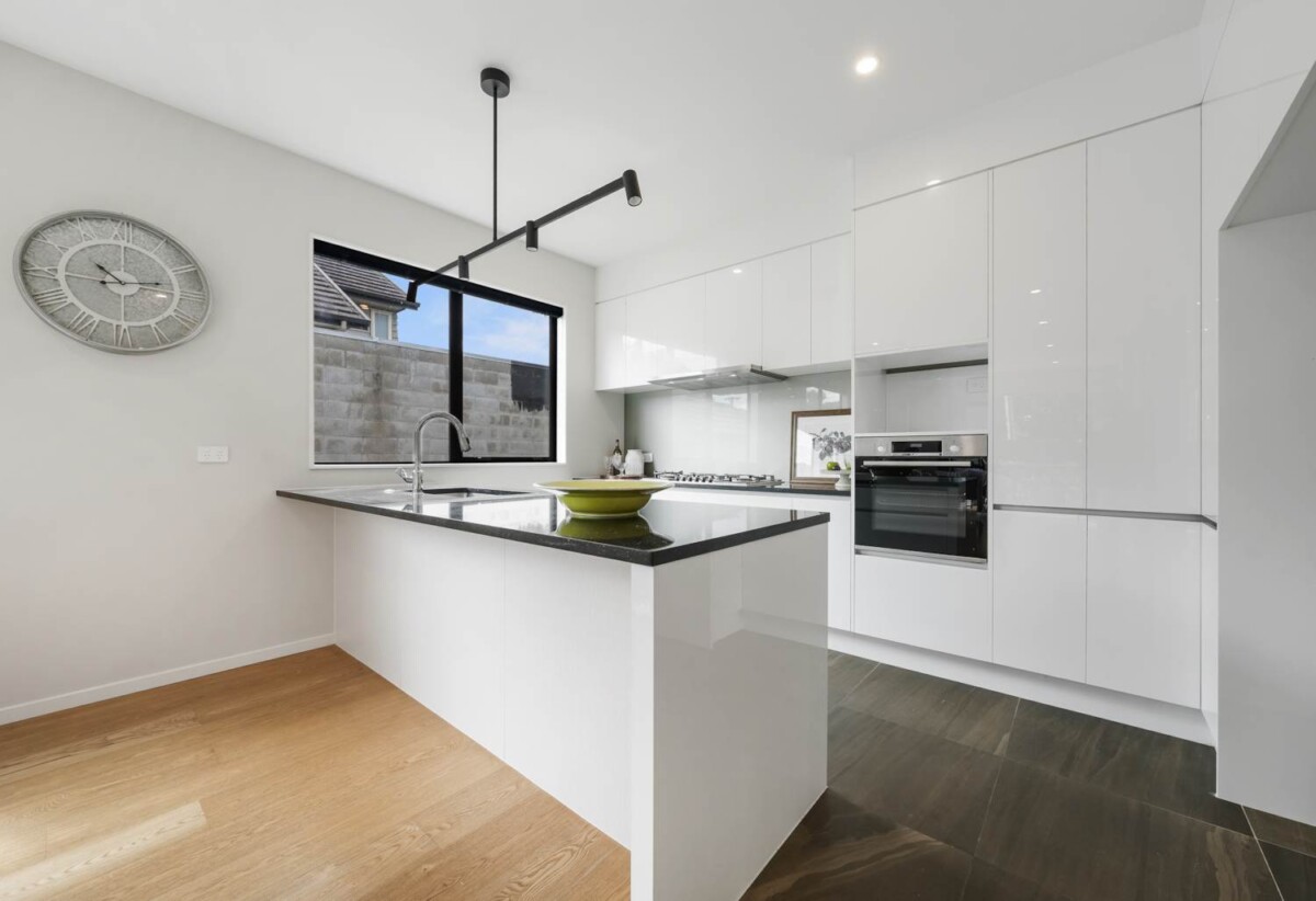 4 beds 3.5 baths duplex home with garage, just a short stroll from One Tree Hill, zoned for Remuera Intermediate School, 1B Kawau Road, Greenlane, Auckland