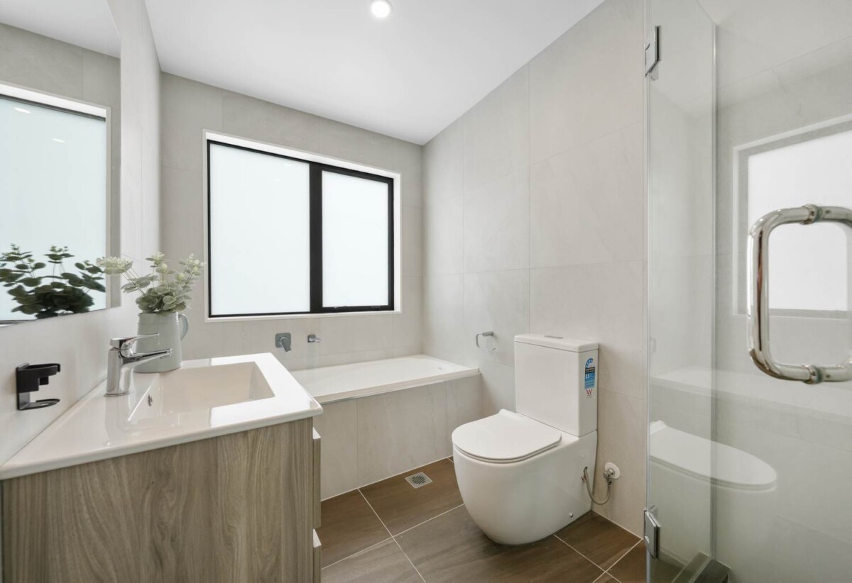 4 beds 3.5 baths duplex home with garage, just a short stroll from One Tree Hill, zoned for Remuera Intermediate School, 1B Kawau Road, Greenlane, Auckland