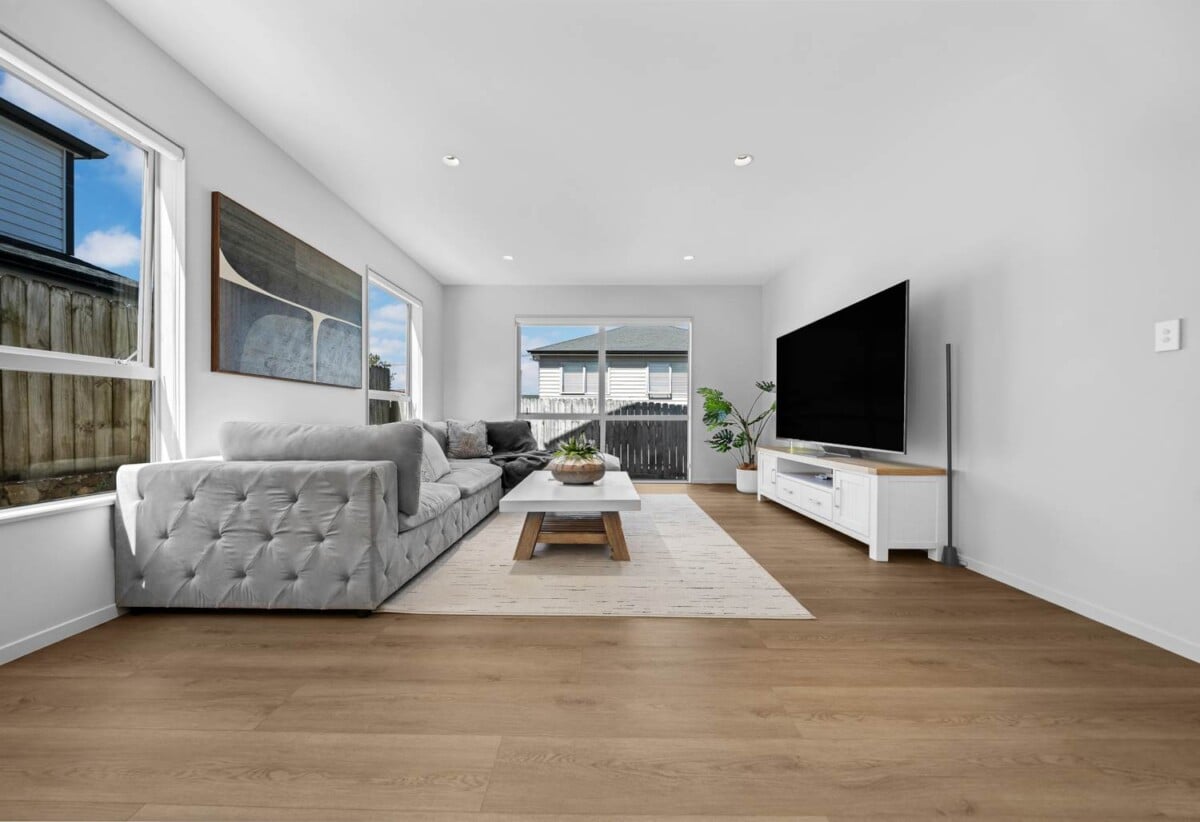 Renovated 5 beds 3.5 baths house with double garage on 401m2 section, close to the shops of Lunn Avenue, Sylvia Park Shopping Centre, school, parks, 10A Burt Road, Mt Wellington, Auckland
