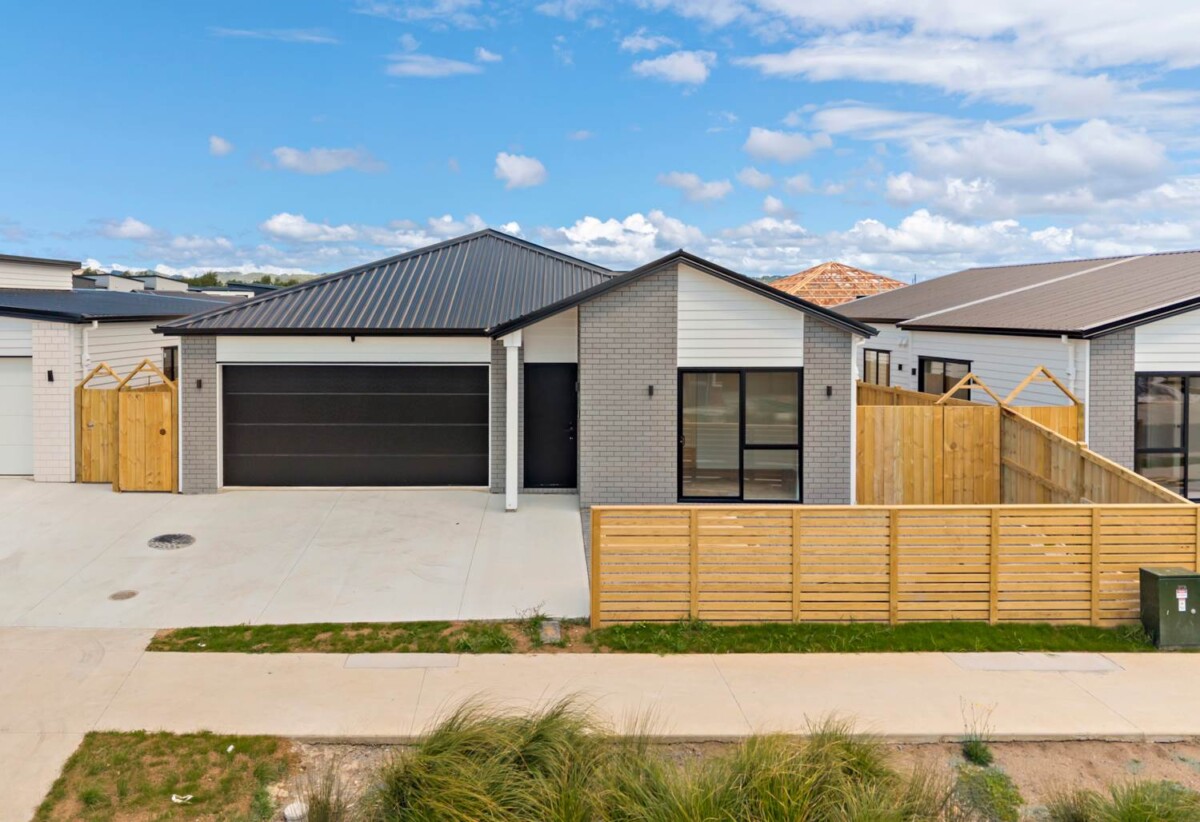 2 Legal Kitchens, Brandnew standalone 4 beds 3 baths house with double garage and 1 bed granny, close to Opaheke School and a nearby reserve, Costco Wholesale Drury and the upcoming Drury train station are currently underway, 14 Pupu Crescent, Opaheke, Auckland