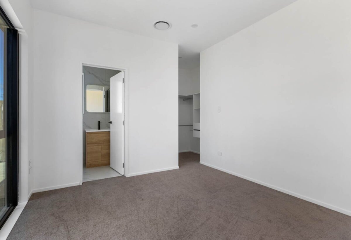 2 Legal Kitchens, Brandnew standalone 4 beds 3 baths house with double garage and 1 bed granny, close to Opaheke School and a nearby reserve, Costco Wholesale Drury and the upcoming Drury train station are currently underway, 14 Pupu Crescent, Opaheke, Auckland