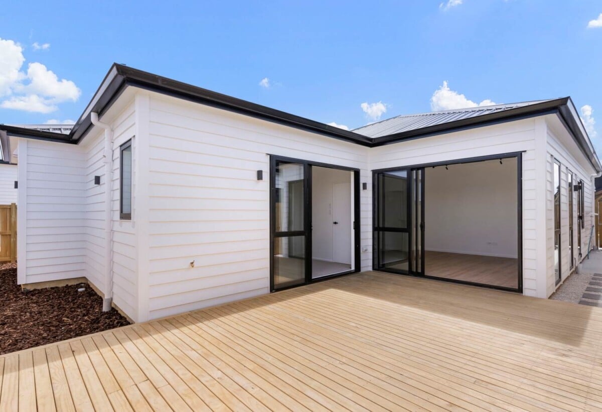 2 Legal Kitchens, Brandnew standalone 4 beds 3 baths house with double garage and 1 bed granny, close to Opaheke School and a nearby reserve, Costco Wholesale Drury and the upcoming Drury train station are currently underway, 14 Pupu Crescent, Opaheke, Auckland
