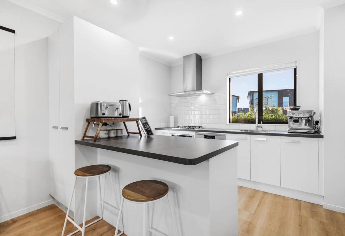 Built by Fletcher Building, Brick and tile 2 beds 1.5 baths home with 2 car parks, zoned for Conifer Grove School and within walking distance to Countdown Conifer Grove, local cafés, scenic coastal walkways, parks, and playgrounds. Motorway access is only minutes away, 50 Adlam Lane, Conifer Grove, Auckland