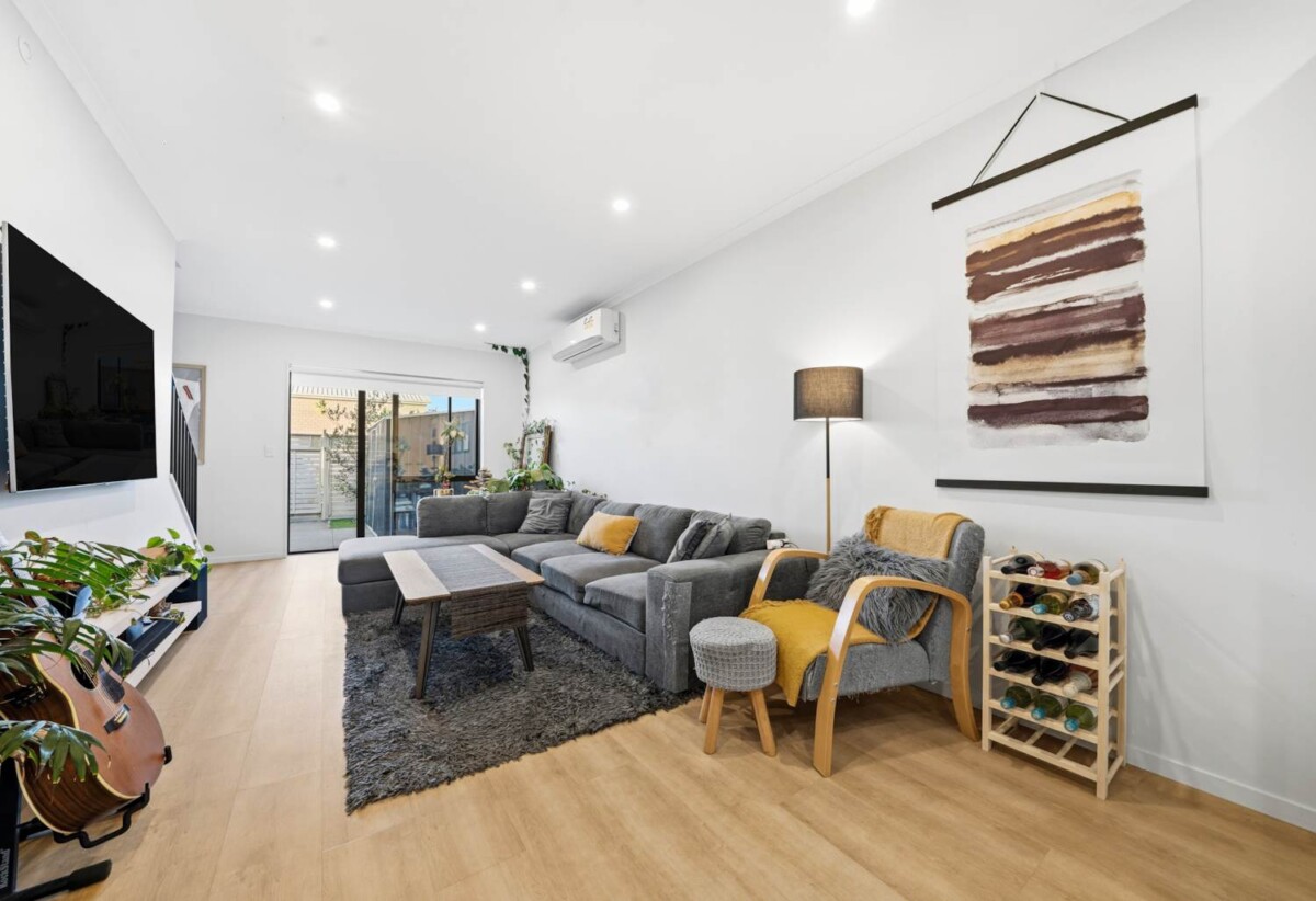 Built by Fletcher Building, Brick and tile 2 beds 1.5 baths home with 2 car parks, zoned for Conifer Grove School and within walking distance to Countdown Conifer Grove, local cafés, scenic coastal walkways, parks, and playgrounds. Motorway access is only minutes away, 50 Adlam Lane, Conifer Grove, Auckland