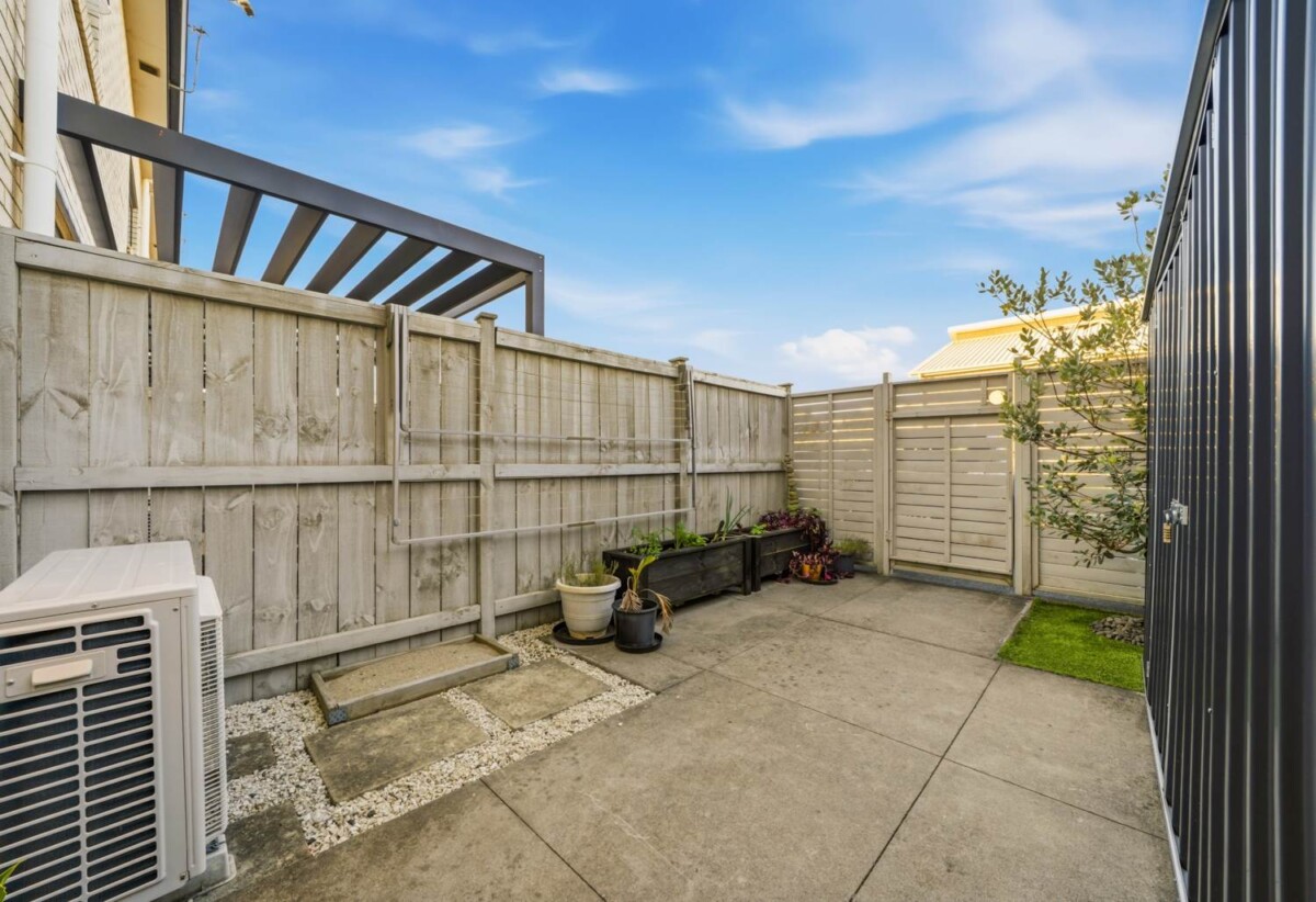Built by Fletcher Building, Brick and tile 2 beds 1.5 baths home with 2 car parks, zoned for Conifer Grove School and within walking distance to Countdown Conifer Grove, local cafés, scenic coastal walkways, parks, and playgrounds. Motorway access is only minutes away, 50 Adlam Lane, Conifer Grove, Auckland