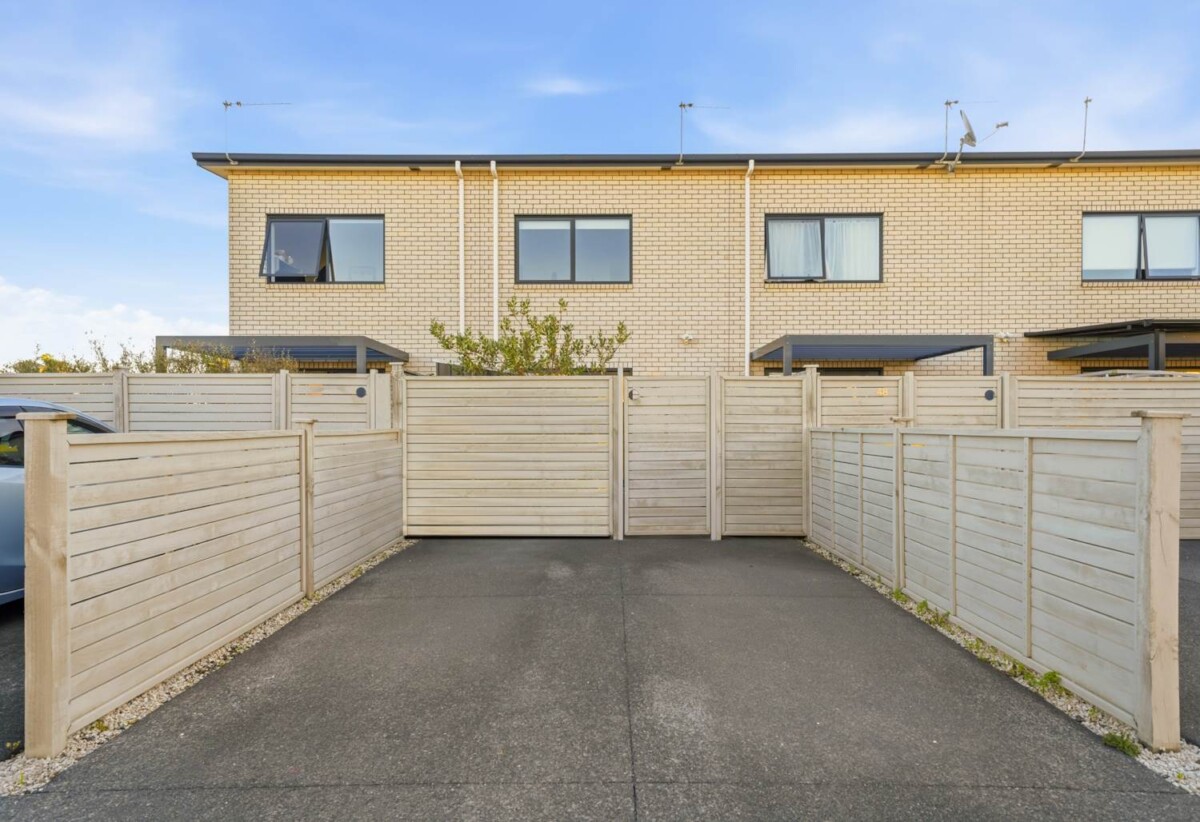 Built by Fletcher Building, Brick and tile 2 beds 1.5 baths home with 2 car parks, zoned for Conifer Grove School and within walking distance to Countdown Conifer Grove, local cafés, scenic coastal walkways, parks, and playgrounds. Motorway access is only minutes away, 50 Adlam Lane, Conifer Grove, Auckland