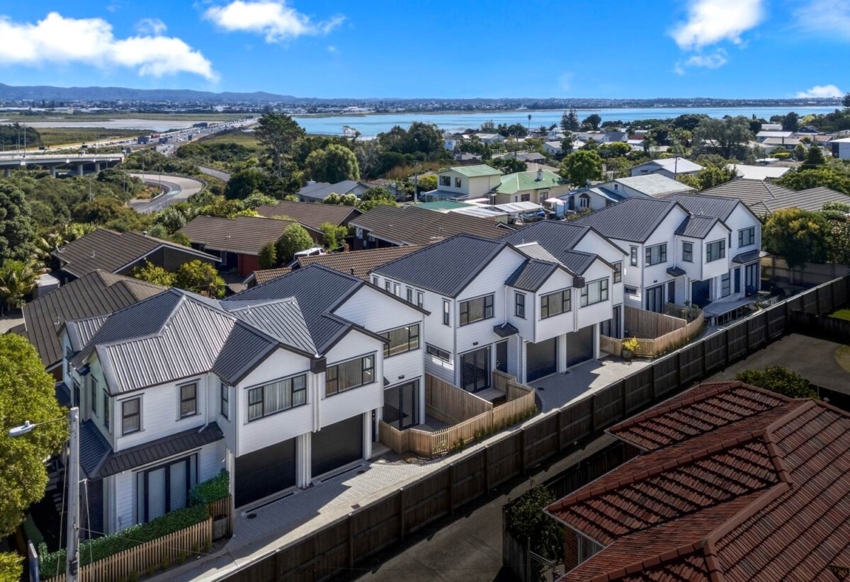 3 beds 2 baths home with garage, close to schools, Point Chevalier Beach, cafés, shops, parks, motorway access, 53B Alberta Street, Pt Chevalier, Auckland