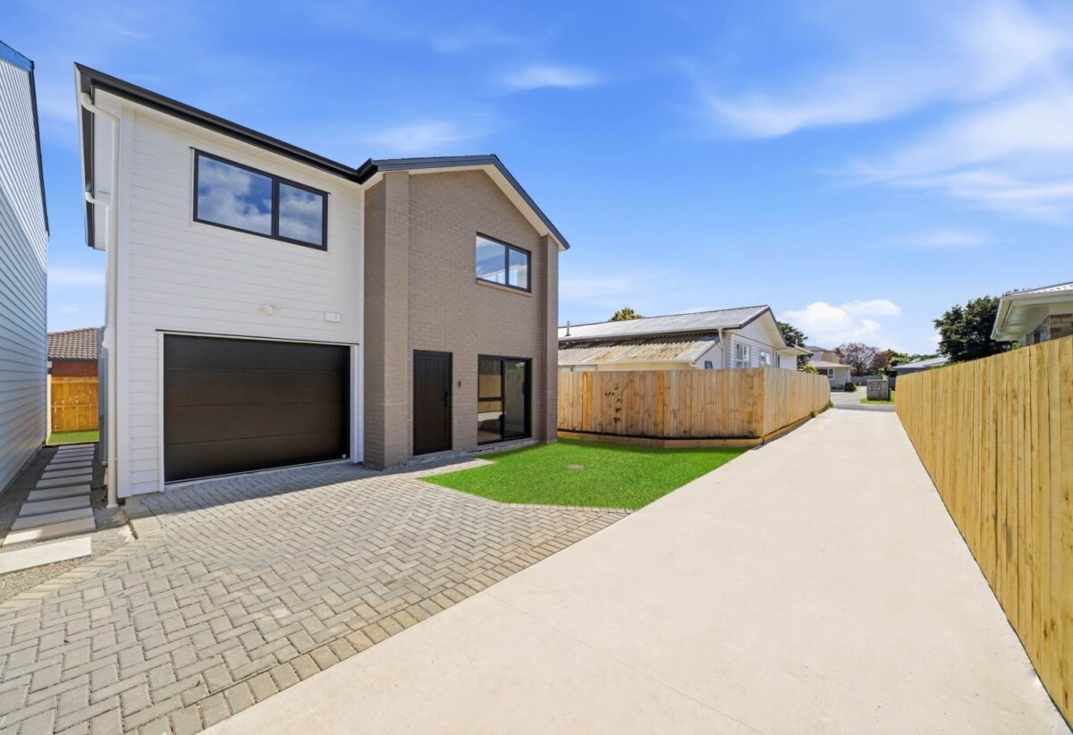 Brandnew standalone 4 beds 2.5 baths home with garage, close to schools, parks, town centre, motorway access, 0.6 km to Manurewa High School, 0.7 km to Homai School, 0.9 km to Manurewa Intermediate, 9A Clark Street, Manurewa, Auckland