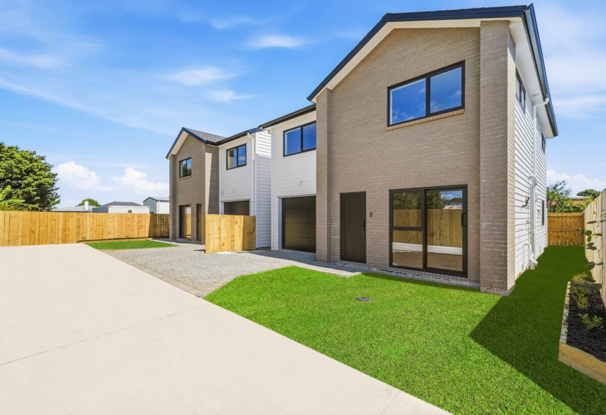 Brandnew standalone 4 beds 2.5 baths home with garage, close to schools, parks, town centre, motorway access, 0.6 km to Manurewa High School, 0.7 km to Homai School, 0.9 km to Manurewa Intermediate, 9A Clark Street, Manurewa, Auckland
