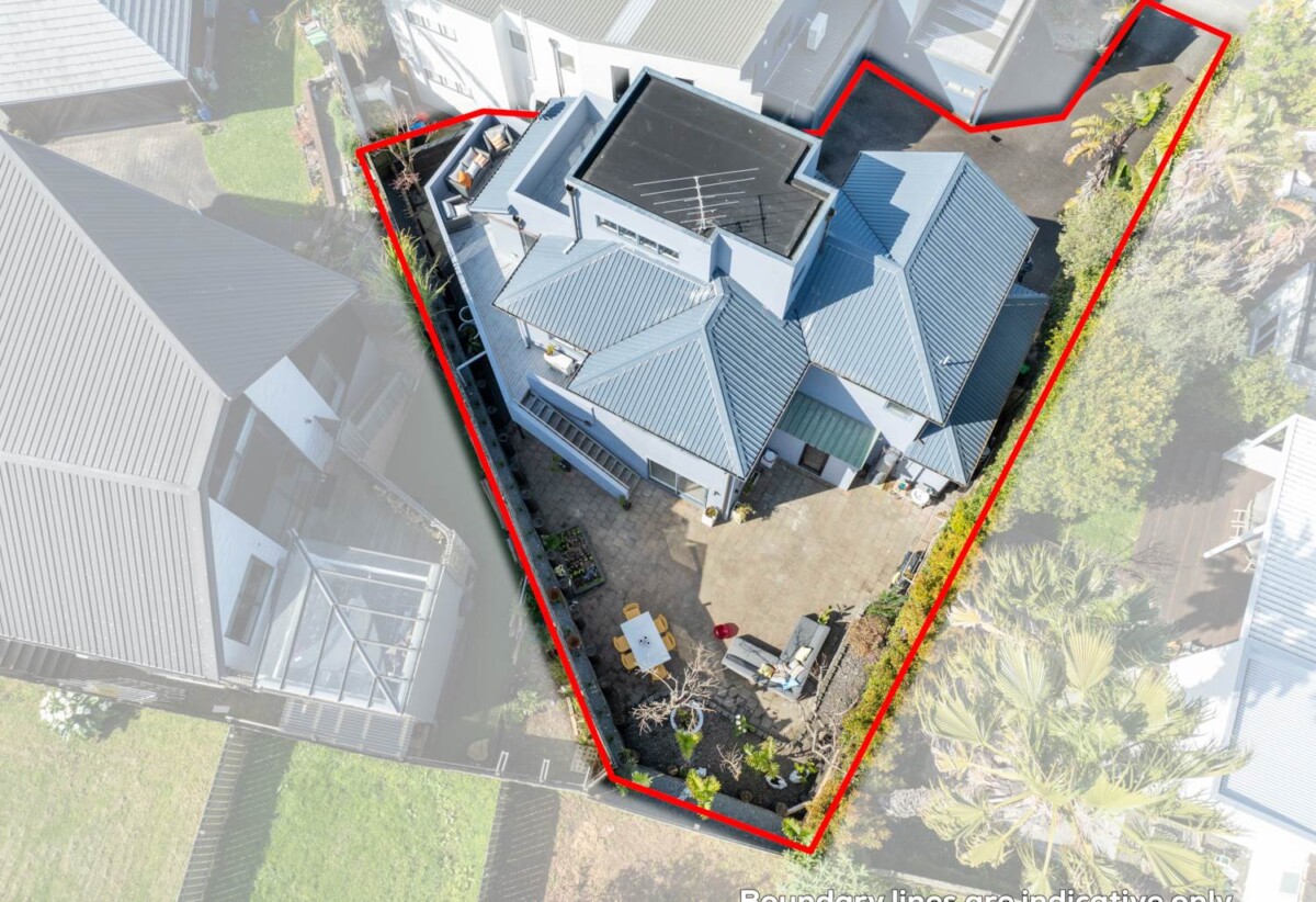 222m2 5 beds 2.5 baths house with double garage on 295m2 section, Eastridge Shopping Centre, local cafés, parks and schools all nearby, close to schools, beaches, 30C Kurahaupo Street, Orakei, Auckland