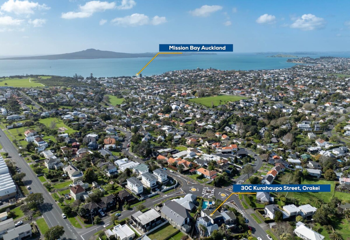 222m2 5 beds 2.5 baths house with double garage on 295m2 section, Eastridge Shopping Centre, local cafés, parks and schools all nearby, close to schools, beaches, 30C Kurahaupo Street, Orakei, Auckland