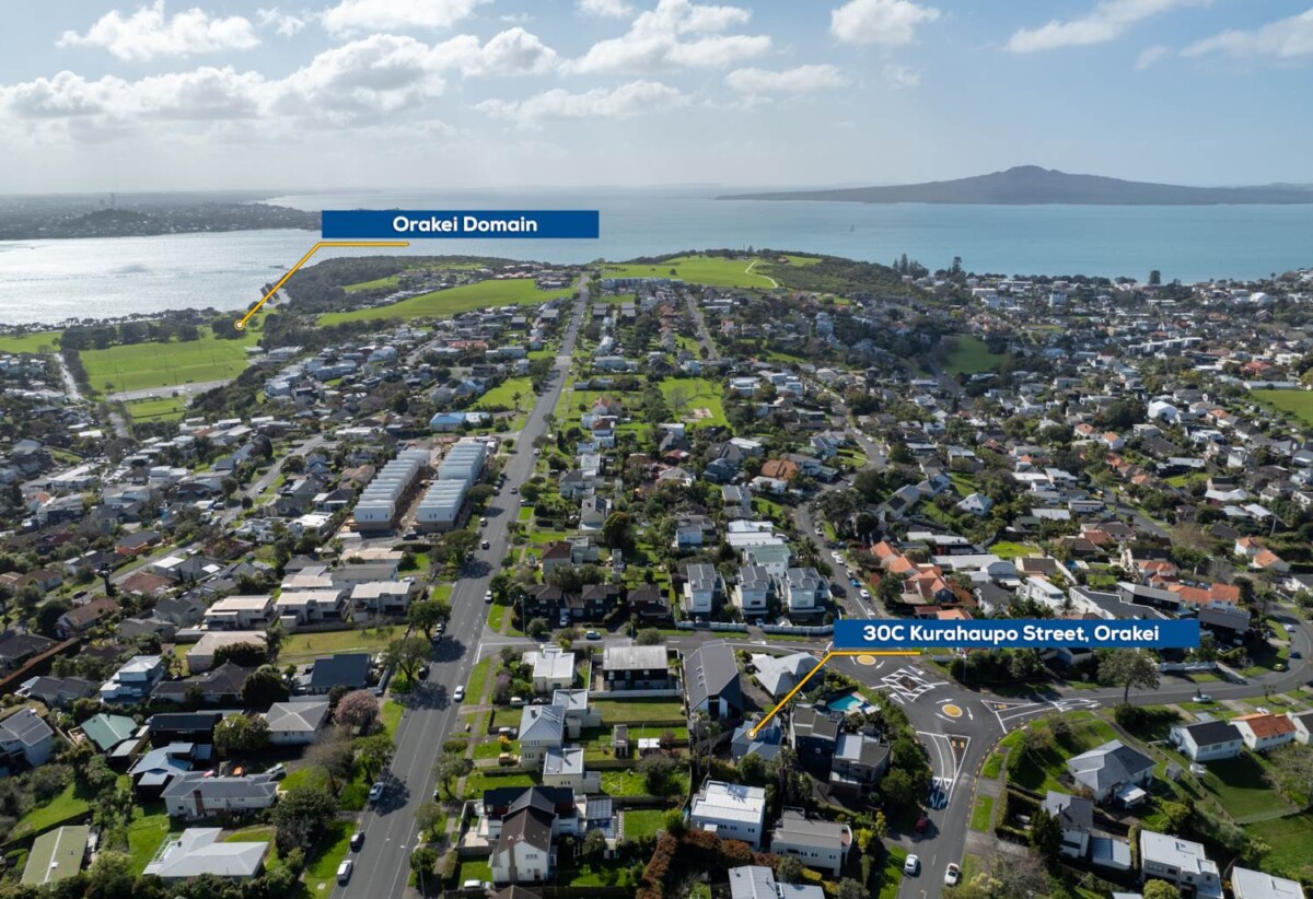 222m2 5 beds 2.5 baths house with double garage on 295m2 section, Eastridge Shopping Centre, local cafés, parks and schools all nearby, close to schools, beaches, 30C Kurahaupo Street, Orakei, Auckland