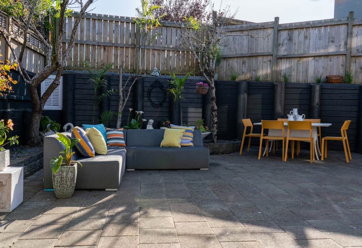 222m2 5 beds 2.5 baths house with double garage on 295m2 section, Eastridge Shopping Centre, local cafés, parks and schools all nearby, close to schools, beaches, 30C Kurahaupo Street, Orakei, Auckland