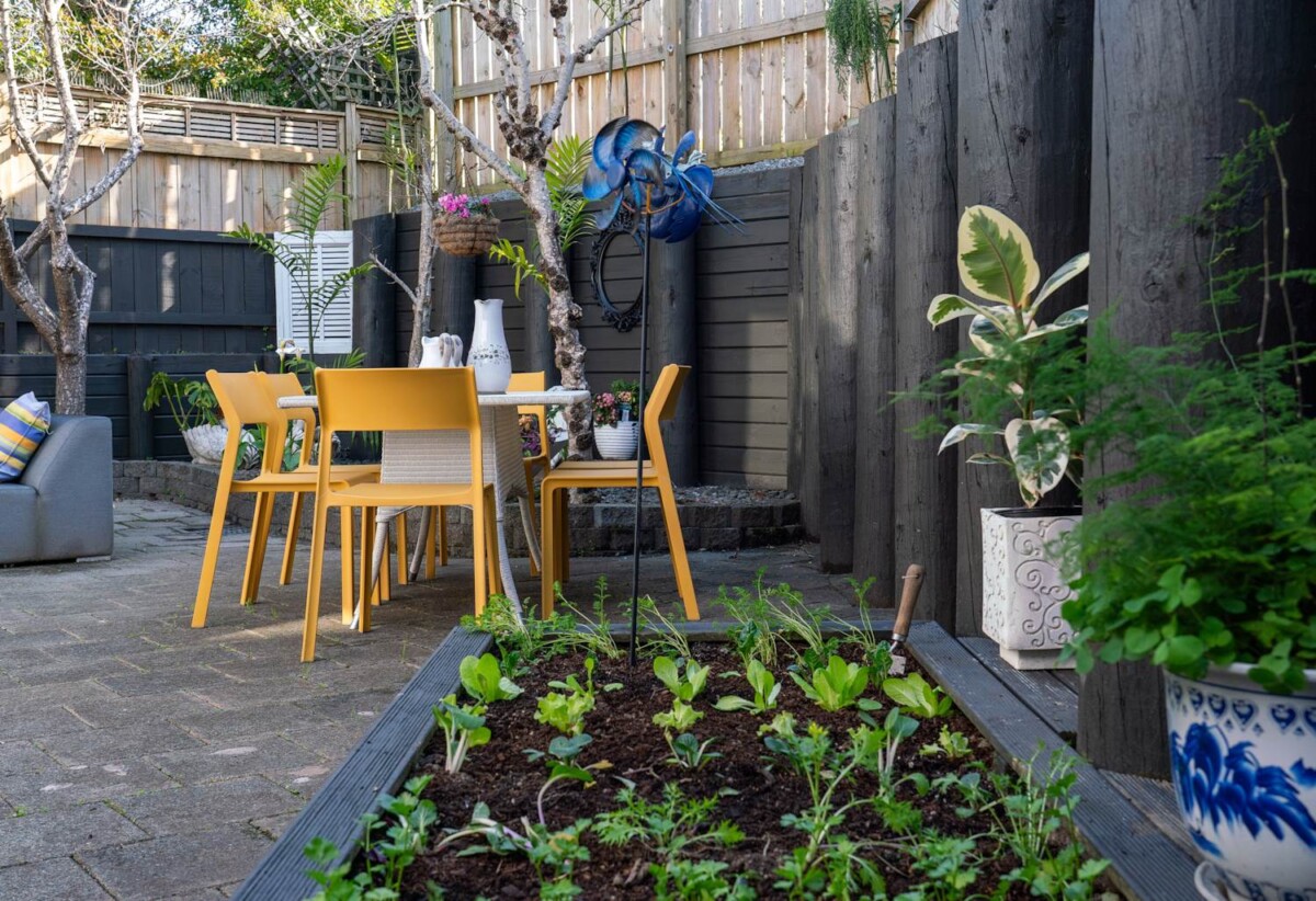 222m2 5 beds 2.5 baths house with double garage on 295m2 section, Eastridge Shopping Centre, local cafés, parks and schools all nearby, close to schools, beaches, 30C Kurahaupo Street, Orakei, Auckland