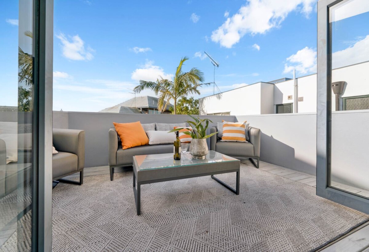222m2 5 beds 2.5 baths house with double garage on 295m2 section, Eastridge Shopping Centre, local cafés, parks and schools all nearby, close to schools, beaches, 30C Kurahaupo Street, Orakei, Auckland