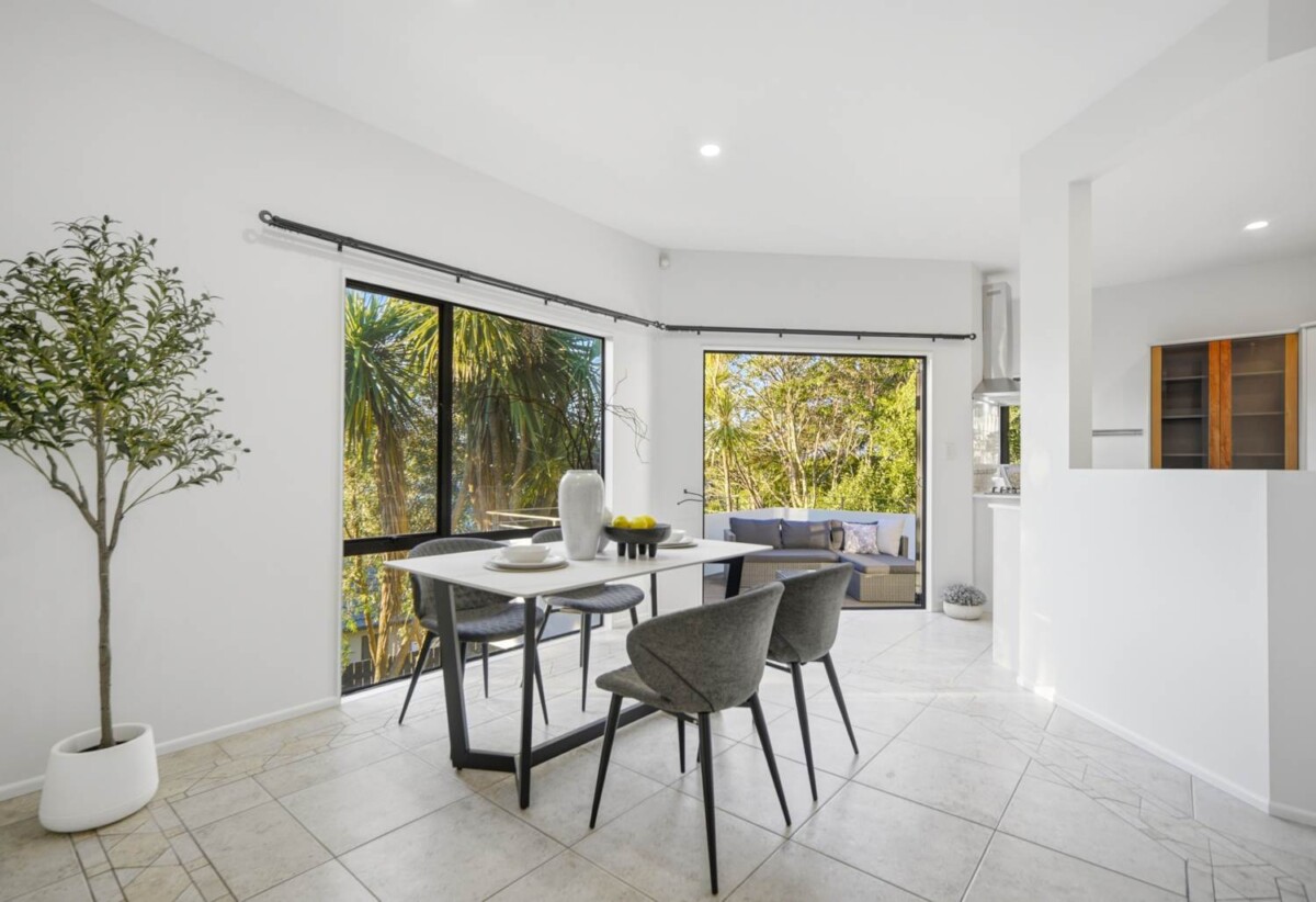 Rangitoto College zone, 4 beds 2.5 baths house with double garage on 665m2 section, close to schools, beach, shops, supermarket, parks and coastal walkways, 1 km to Browns Bay School, Murrays Bay Intermediate, Rangitoto College, Murrays Bay School, 18 Bushglen Court, Browns Bay, Auckland