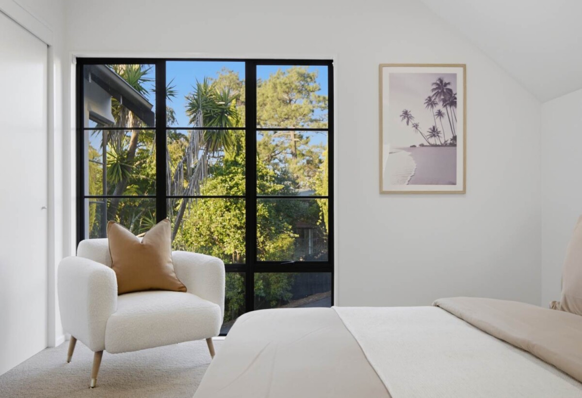 Rangitoto College zone, 4 beds 2.5 baths house with double garage on 665m2 section, close to schools, beach, shops, supermarket, parks and coastal walkways, 1 km to Browns Bay School, Murrays Bay Intermediate, Rangitoto College, Murrays Bay School, 18 Bushglen Court, Browns Bay, Auckland
