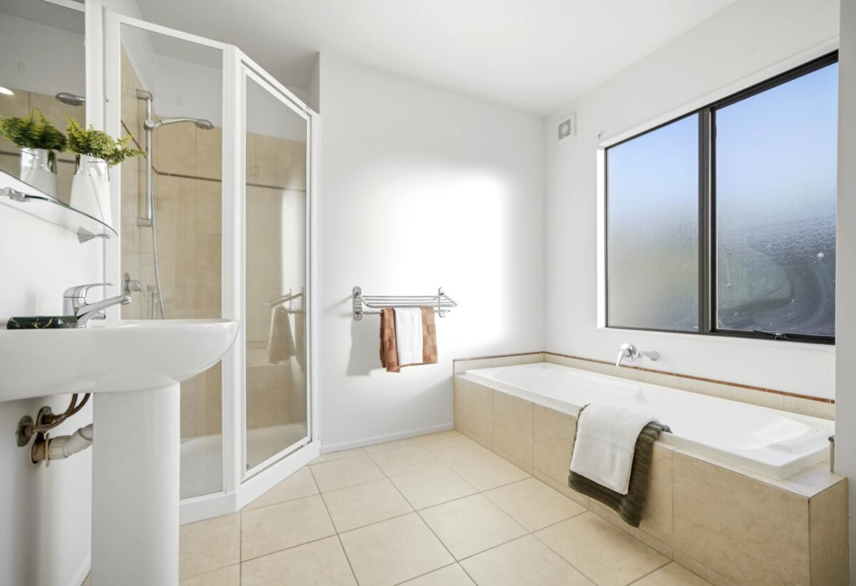 Rangitoto College zone, 4 beds 2.5 baths house with double garage on 665m2 section, close to schools, beach, shops, supermarket, parks and coastal walkways, 1 km to Browns Bay School, Murrays Bay Intermediate, Rangitoto College, Murrays Bay School, 18 Bushglen Court, Browns Bay, Auckland