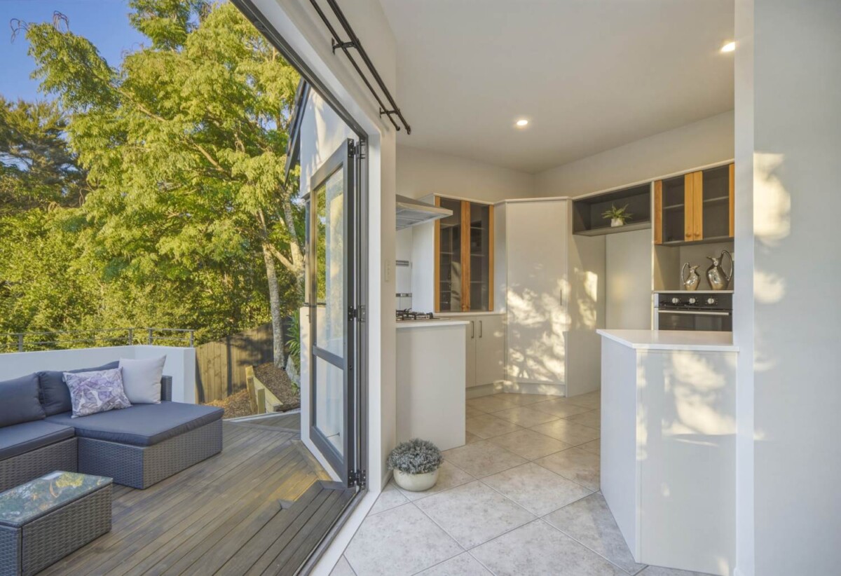 Rangitoto College zone, 4 beds 2.5 baths house with double garage on 665m2 section, close to schools, beach, shops, supermarket, parks and coastal walkways, 1 km to Browns Bay School, Murrays Bay Intermediate, Rangitoto College, Murrays Bay School, 18 Bushglen Court, Browns Bay, Auckland