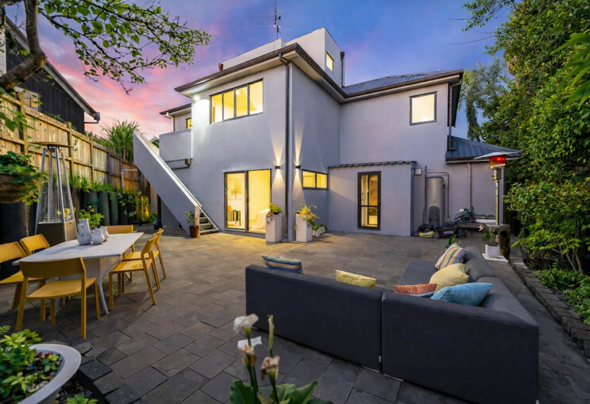 222m2 5 beds 2.5 baths house with double garage on 295m2 section, Eastridge Shopping Centre, local cafés, parks and schools all nearby, close to schools, beaches, 30C Kurahaupo Street, Orakei, Auckland