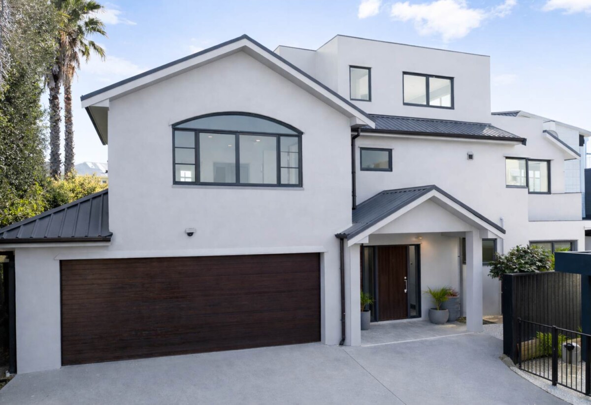 222m2 5 beds 2.5 baths house with double garage on 295m2 section, Eastridge Shopping Centre, local cafés, parks and schools all nearby, close to schools, beaches, 30C Kurahaupo Street, Orakei, Auckland