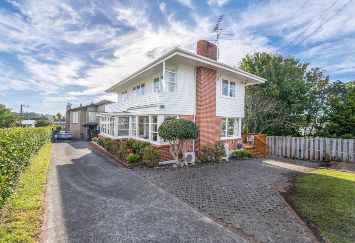 Once over 20 years, 3 beds + Sunroom / office spac 1 baths house with sea views on 400m2 section, beside the open field of Hillsborough School, close to schools, parks, coastal walkways, Golf club, motorway access, 16 Belfast Street, Hillsborough, Auckland