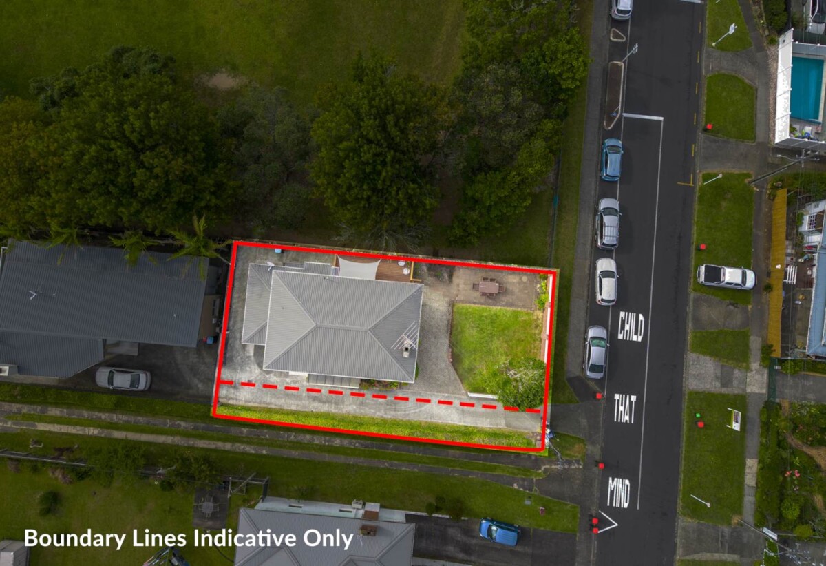 Once over 20 years, 3 beds + Sunroom / office spac 1 baths house with sea views on 400m2 section, beside the open field of Hillsborough School, close to schools, parks, coastal walkways, Golf club, motorway access, 16 Belfast Street, Hillsborough, Auckland