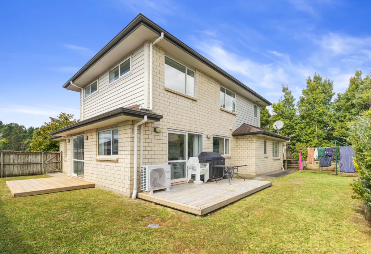 4 beds + a separate lounge/ 5th bed 3 baths house with double garage on 458m2 section, 1 ensuite upstair, 1 semi-ensuite ground floor, close to schools, shops, 7 Kokako Rise, Papakura, Auckland