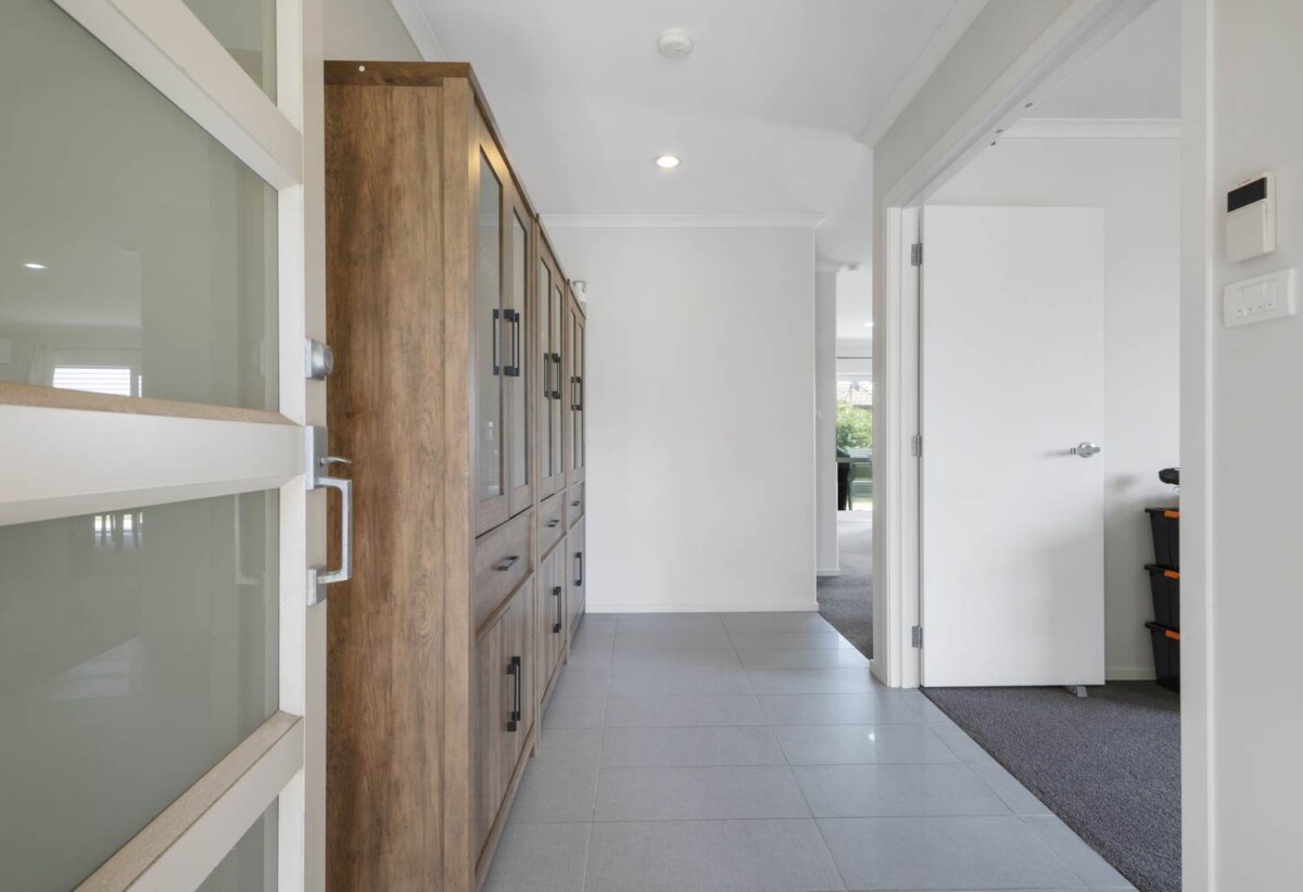 4 beds + a separate lounge/ 5th bed 3 baths house with double garage on 458m2 section, 1 ensuite upstair, 1 semi-ensuite ground floor, close to schools, shops, 7 Kokako Rise, Papakura, Auckland