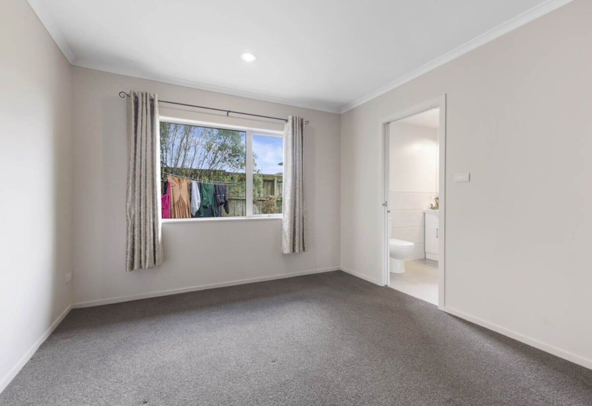 4 beds + a separate lounge/ 5th bed 3 baths house with double garage on 458m2 section, 1 ensuite upstair, 1 semi-ensuite ground floor, close to schools, shops, 7 Kokako Rise, Papakura, Auckland