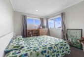 4 beds + a separate lounge/ 5th bed 3 baths house with double garage on 458m2 section, 1 ensuite upstair, 1 semi-ensuite ground floor, close to schools, shops, 7 Kokako Rise, Papakura, Auckland
