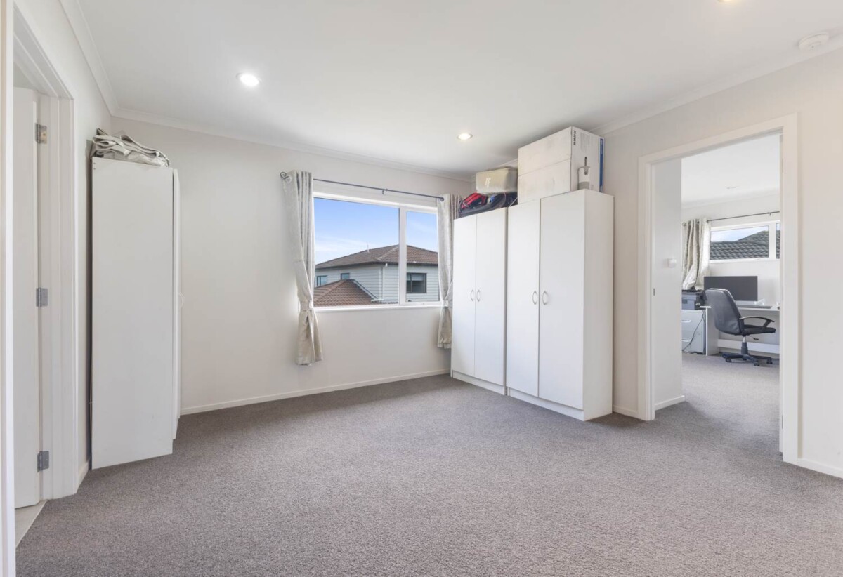 4 beds + a separate lounge/ 5th bed 3 baths house with double garage on 458m2 section, 1 ensuite upstair, 1 semi-ensuite ground floor, close to schools, shops, 7 Kokako Rise, Papakura, Auckland