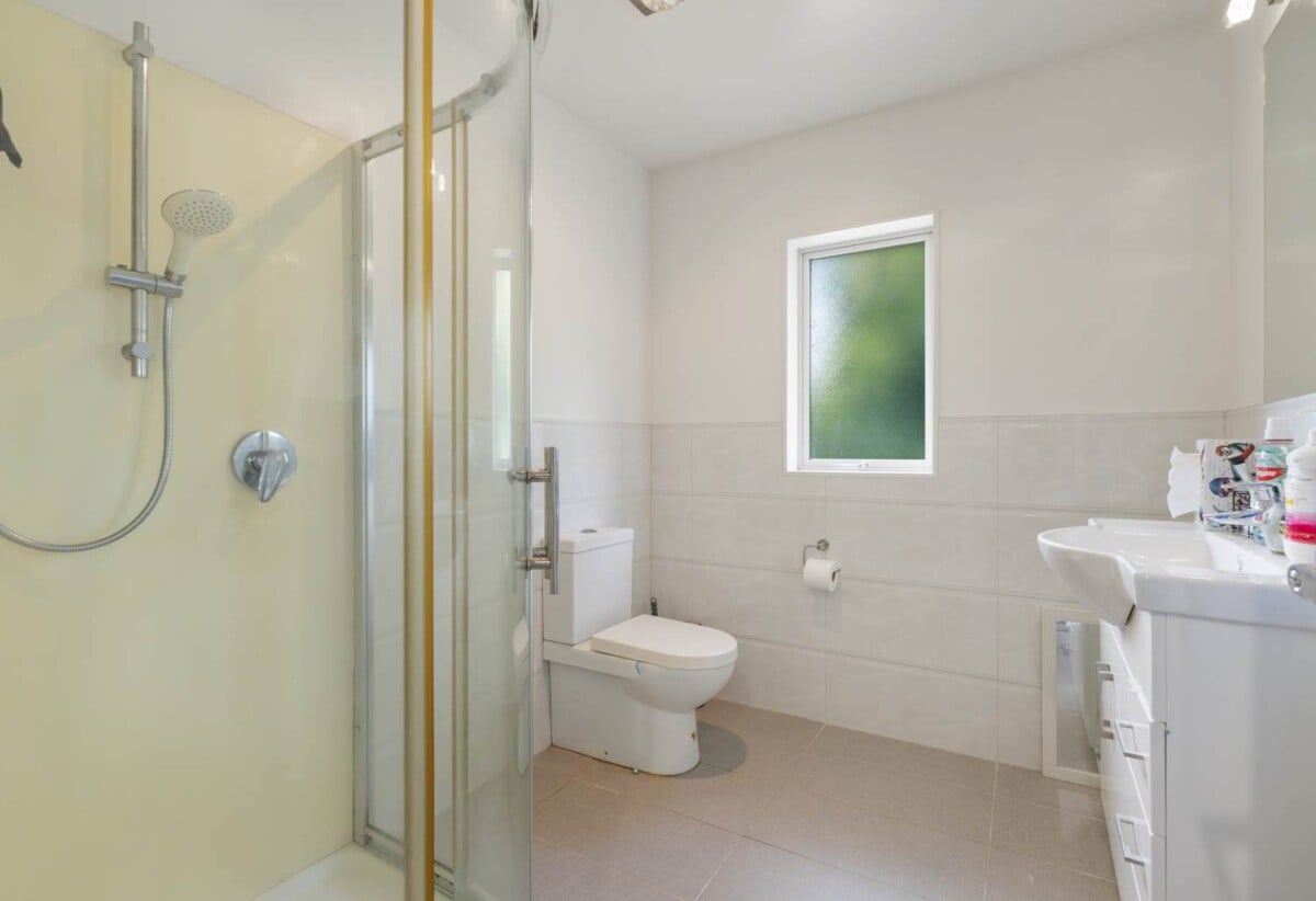 4 beds + a separate lounge/ 5th bed 3 baths house with double garage on 458m2 section, 1 ensuite upstair, 1 semi-ensuite ground floor, close to schools, shops, 7 Kokako Rise, Papakura, Auckland