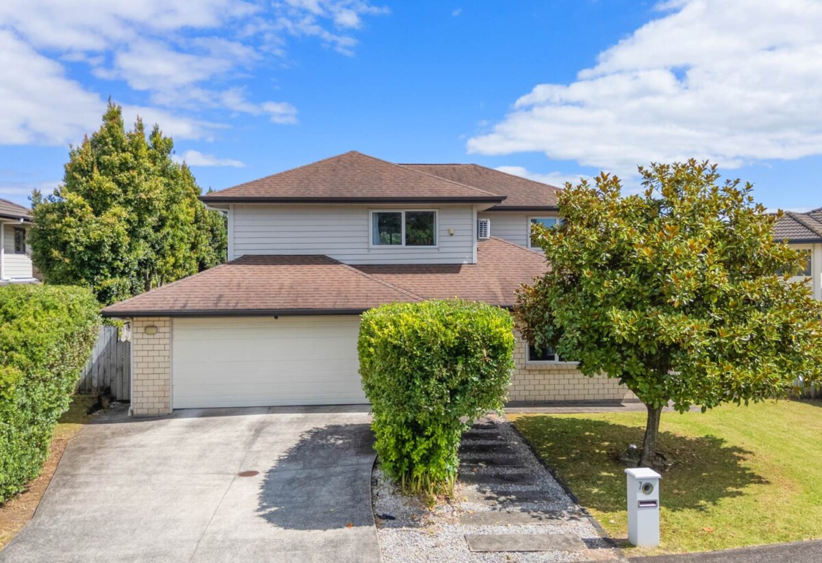 4 beds + a separate lounge/ 5th bed 3 baths house with double garage on 458m2 section, 1 ensuite upstair, 1 semi-ensuite ground floor, close to schools, shops, 7 Kokako Rise, Papakura, Auckland