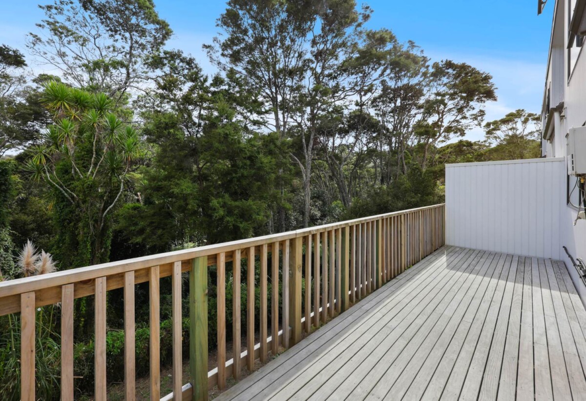 3 beds 2.5 baths home with car park, close to schools, Glenfield Shopping Centre, 0.3 km to Bayview School, 2.3 km to Glenfield Intermediate School, 1/22 Spinella Drive, Bayview, Auckland