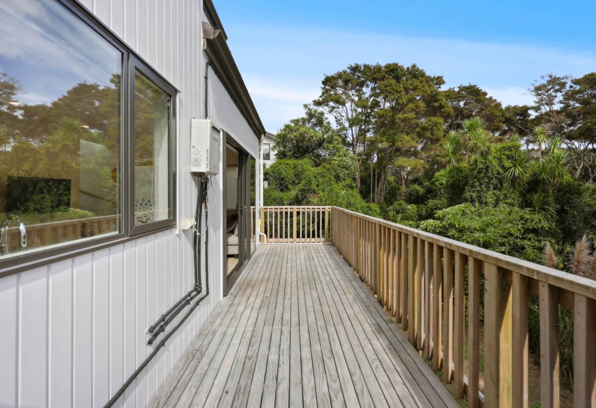 3 beds 2.5 baths home with car park, close to schools, Glenfield Shopping Centre, 0.3 km to Bayview School, 2.3 km to Glenfield Intermediate School, 1/22 Spinella Drive, Bayview, Auckland