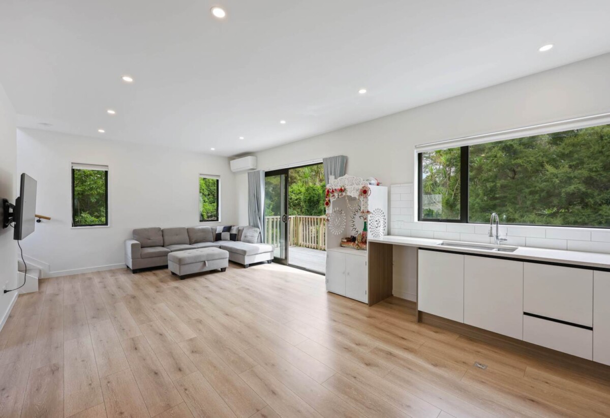 3 beds 2.5 baths home with car park, close to schools, Glenfield Shopping Centre, 0.3 km to Bayview School, 2.3 km to Glenfield Intermediate School, 1/22 Spinella Drive, Bayview, Auckland